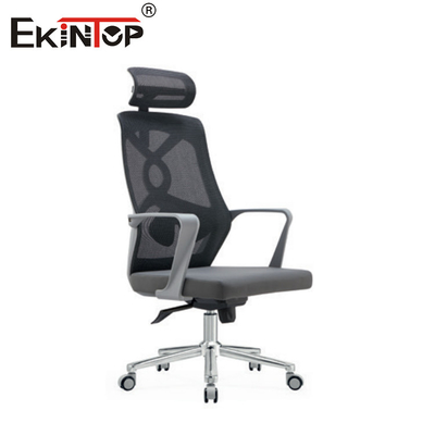 Silla de oficina de malla ergonómica gris con respaldo de cabeza para el trabajo
