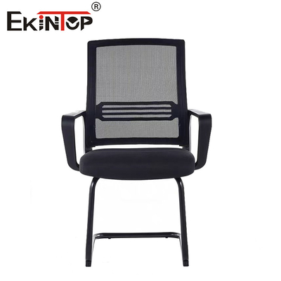 Silla de oficina de malla negra con marco metálico y reposabrazos