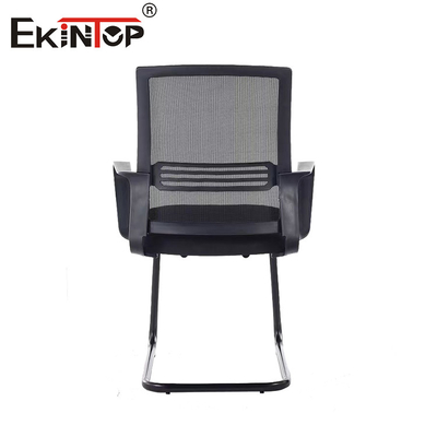 Silla de oficina de malla negra con marco metálico y reposabrazos