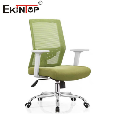 Silla de oficina de malla negra con ruedas giratorias y reposabrazos lumbar ajustable