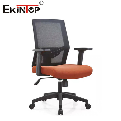 Silla de oficina de malla negra con ruedas giratorias y reposabrazos lumbar ajustable