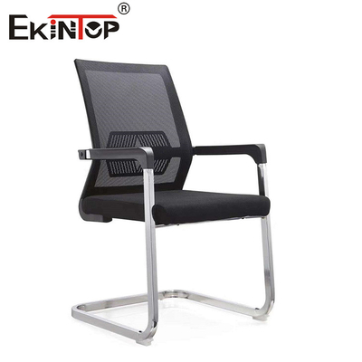 Silla de oficina de malla negra con reposabrazos y marco de metal con base de nylon de 320 mm