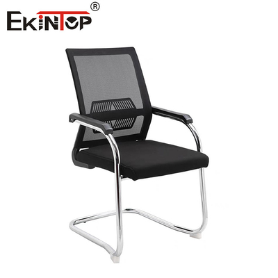 Silla de oficina de malla negra con reposabrazos y marco de metal con base de nylon de 320 mm