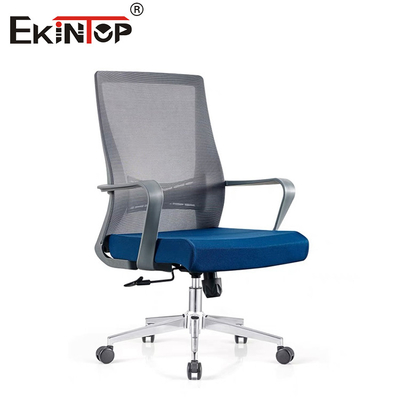 Silla de oficina de malla media con reposabrazos de base de nylon autoensambla