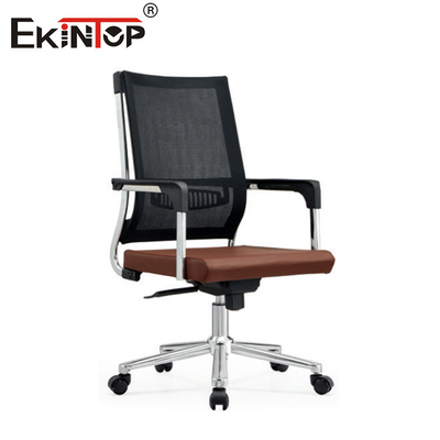 Silla de oficina de malla de estilo moderno negro con reposabrazos adecuada para oficinas