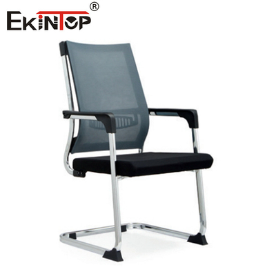Silla de oficina de malla personalizable con material de tela y patas metálicas