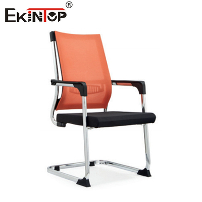 Silla de oficina de malla personalizable con material de tela y patas metálicas