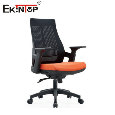 Silla ejecutiva de malla con reposabrazos y ruedas ergonómicas