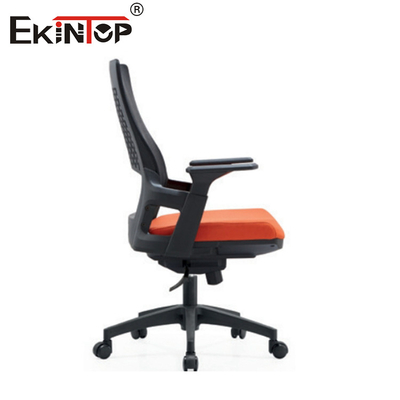 Silla ejecutiva de malla con reposabrazos y ruedas ergonómicas