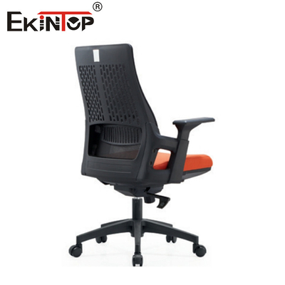 Silla ejecutiva de malla con reposabrazos y ruedas ergonómicas