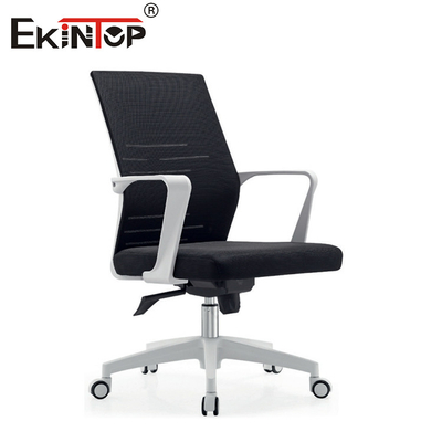 Silla de oficina moderna de malla negra con reposabrazos y giratoria para el trabajo
