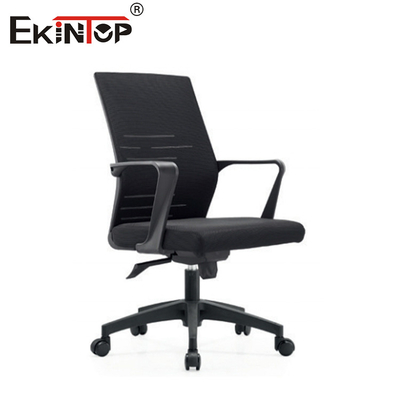 Silla de oficina moderna de malla negra con reposabrazos y giratoria para el trabajo
