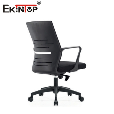 Silla de oficina moderna de malla negra con reposabrazos y giratoria para el trabajo