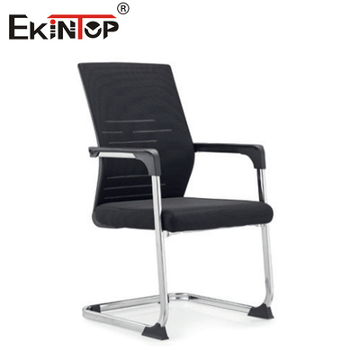 Silla de oficina moderna de malla negra con reposabrazos y giratoria para el trabajo