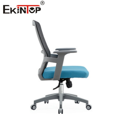 Silla de oficina de malla de fondo con reposabrazos y altura ajustables
