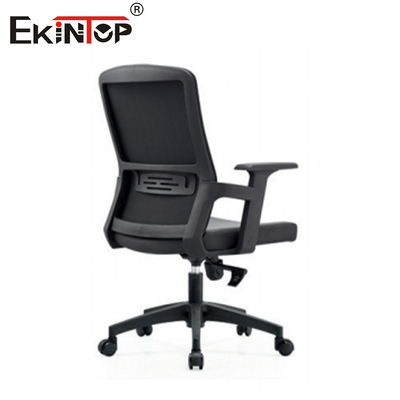 Silla de oficina ejecutiva de cuero negro con asiento acolchado