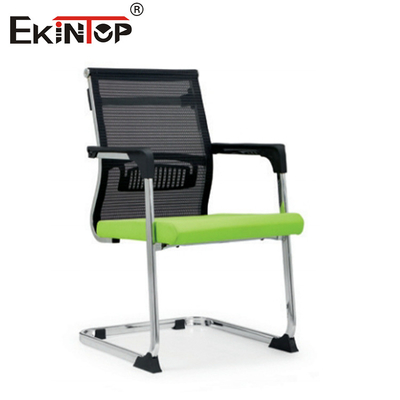 Silla de oficina ergonómica con base metálica de material de malla apoyabrazos fijos