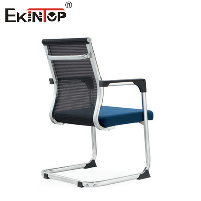 Silla de respaldo ligera y transpirable para salas de conferencias