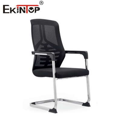 Silla de oficina de estilo moderno con apoyabrazos y respaldo curvo