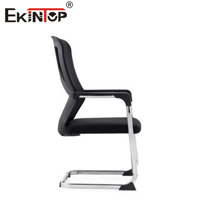 Silla de oficina de estilo moderno con apoyabrazos y respaldo curvo