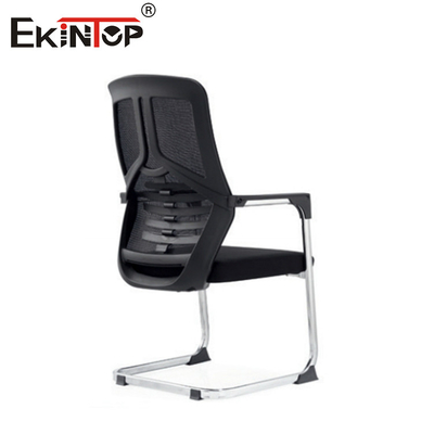Silla de oficina de estilo moderno con apoyabrazos y respaldo curvo