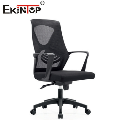 Silla de oficina de altura media con respaldo de malla equipado con ruedas personalizables