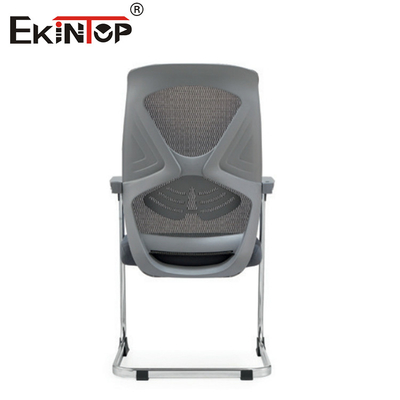 Silla de oficina de material de malla OEM con marco de metal curvado para sala de conferencias