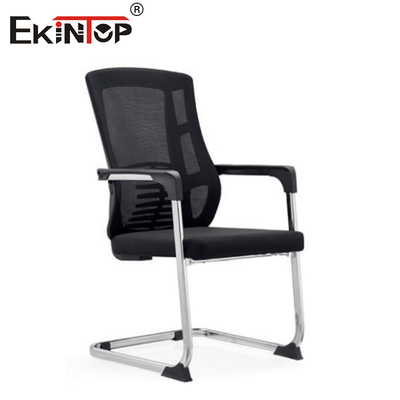 Silla de oficina de malla con asiento acolchado y reposabrazos