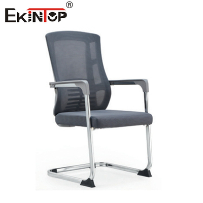 Silla de oficina de malla con asiento acolchado y reposabrazos