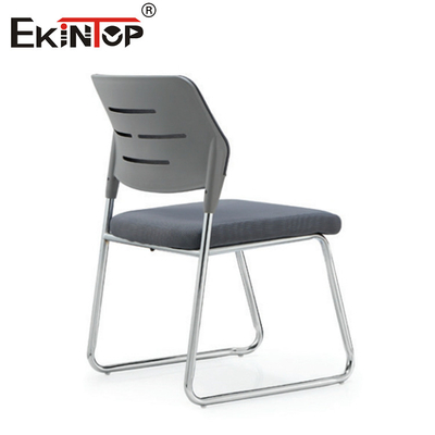 Silla de entrenamiento de espalda de plástico con cojín de asiento de esponja estilo moderno
