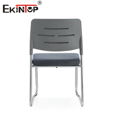 Silla de entrenamiento de espalda de plástico con cojín de asiento de esponja estilo moderno