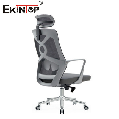 Silla de oficina con respaldo alto con material de malla apoyabrazos y ruedas de estilo moderno