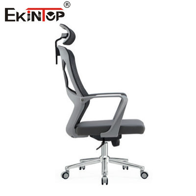 Silla de oficina con respaldo alto con material de malla apoyabrazos y ruedas de estilo moderno