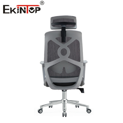 Silla de oficina con respaldo alto con material de malla apoyabrazos y ruedas de estilo moderno