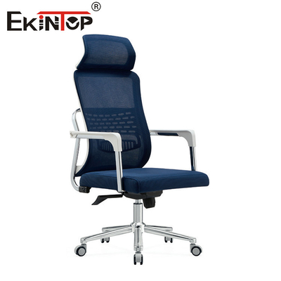 Silla de oficina con reposabrazos y ruedas en estilo moderno