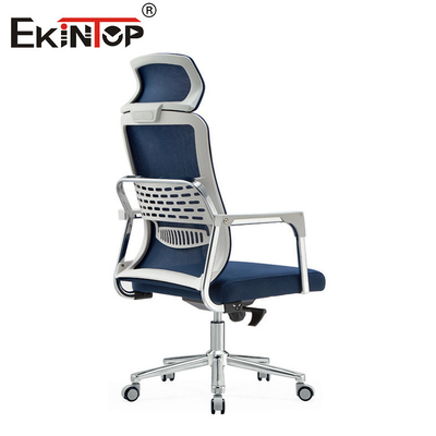 Silla de oficina con reposabrazos y ruedas en estilo moderno