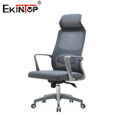 Silla de oficina de material de malla gris con reposacabezas giratoria y personalizable