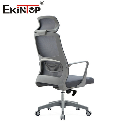 Silla de oficina de material de malla gris con reposacabezas giratoria y personalizable