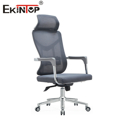Silla de oficina gris de respaldo alto con material de tela de malla y estilo moderno