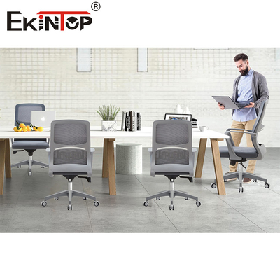 Silla de oficina de material de malla de bajo costo con ruedas de reposabrazos de estilo moderno