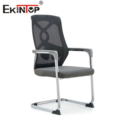 Silla de oficina moderna ergonómica gris con respaldo y reposabrazos de malla