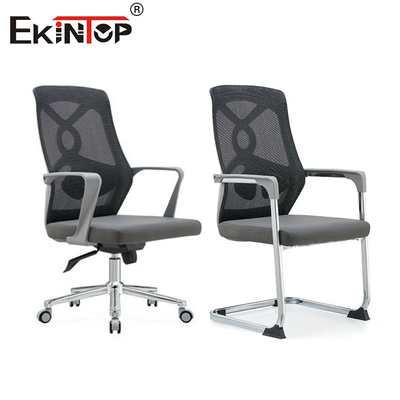 Silla de oficina moderna ergonómica gris con respaldo y reposabrazos de malla