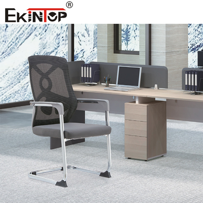 Silla de oficina moderna ergonómica gris con respaldo y reposabrazos de malla