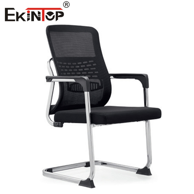 Silla de oficina negra personalizable con reposabrazos y tejido de malla transpirable