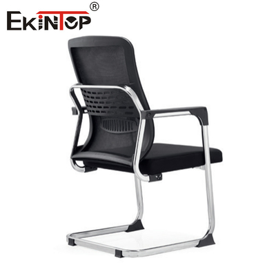 Silla de oficina negra personalizable con reposabrazos y tejido de malla transpirable