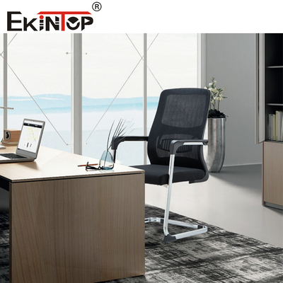 Silla de oficina ergonómica con tela de malla y reposabrazos estilo moderno