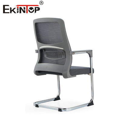 Silla de oficina de malla gris de descuento con estilo moderno y marco de metal
