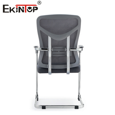 Silla de oficina de malla gris con reposabrazos y marco de metal estilo moderno