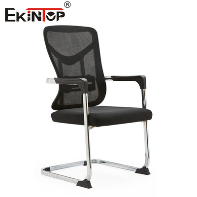 Silla de oficina de estilo comercial negro con respaldo de malla con reposabrazos