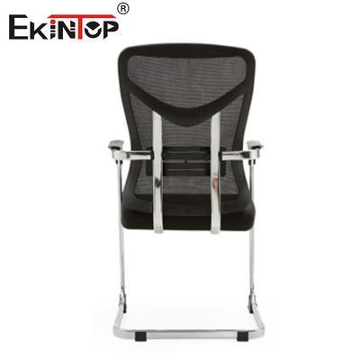 Silla de oficina de estilo comercial negro con respaldo de malla con reposabrazos